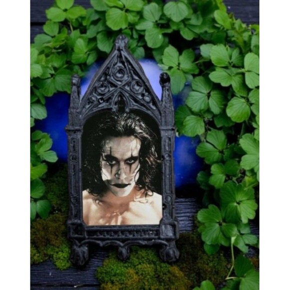 The Crow Pin Brandon Lee Fan Art Collectible Hottie Heartthrob Crush Cutie Merc - Picture 4 of 4
